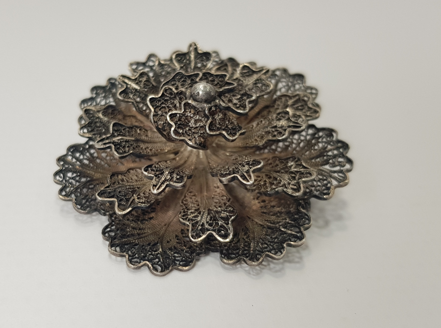 1930'LARDAN TELKARİ İŞÇİLİKLİ GÜL MODEL GÜMÜŞ BROŞ