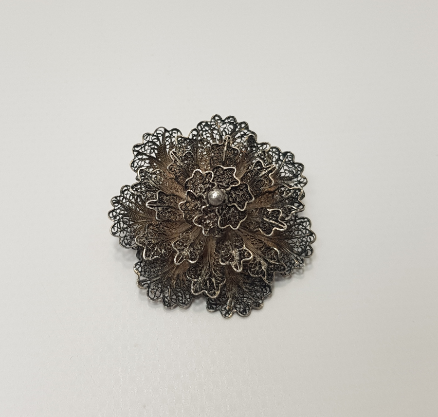 1930'LARDAN TELKARİ İŞÇİLİKLİ GÜL MODEL GÜMÜŞ BROŞ