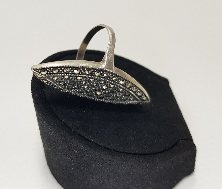 MARKAZİT TAŞLARLA BEZELİ BÜYÜK BOY MEKİK MODEL GÜMÜŞ BAYAN YÜZÜĞÜ