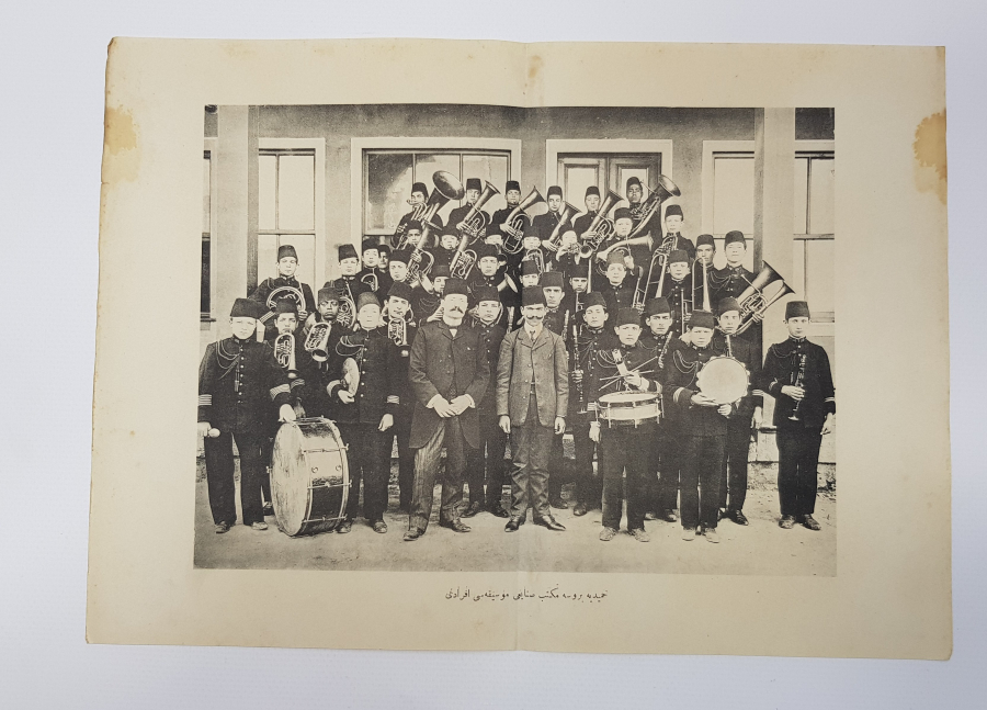 OSMANLICA GRAVÜR: HAMİDİYE BURSA MEKTEBİ SANAYİİ MUSIKİSİ EFRADI 