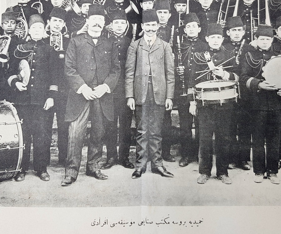 OSMANLICA GRAVÜR: HAMİDİYE BURSA MEKTEBİ SANAYİİ MUSIKİSİ EFRADI 