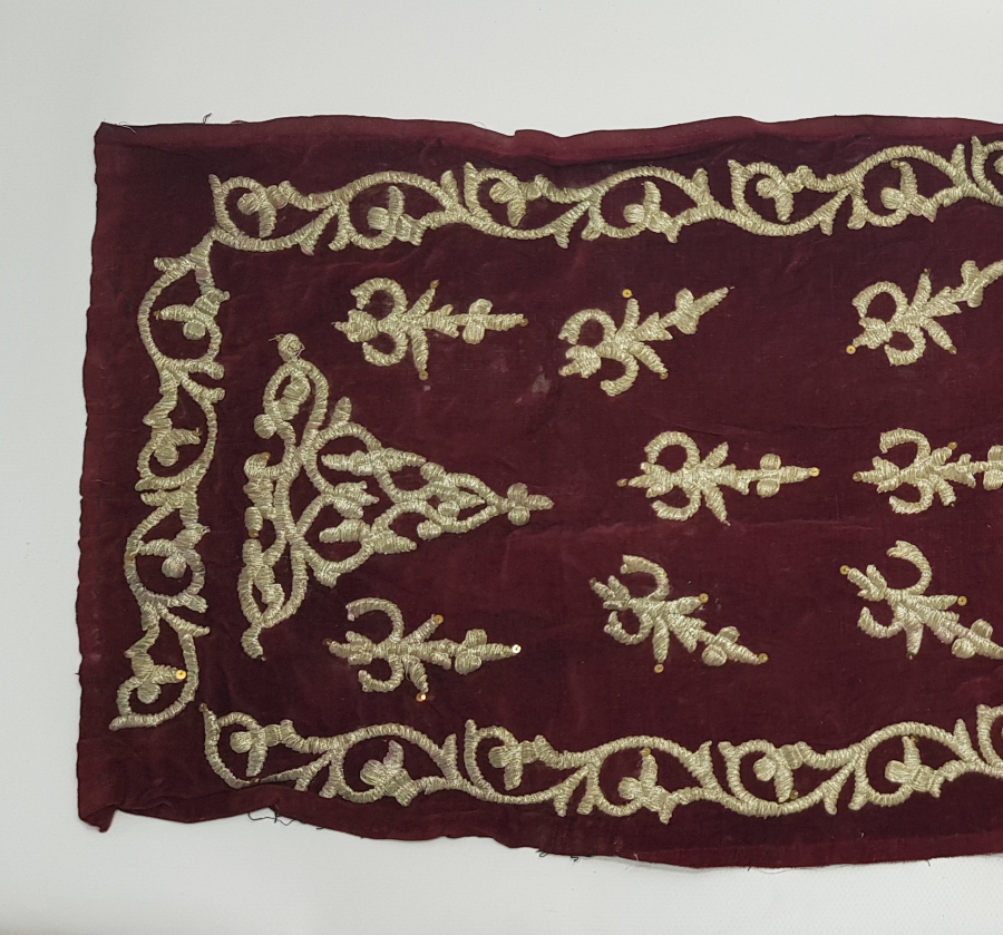 OSMANLI DÖNEMİ GÜMÜŞ SIRMA İŞÇİLİKLİ BİNDALLI YASTIK