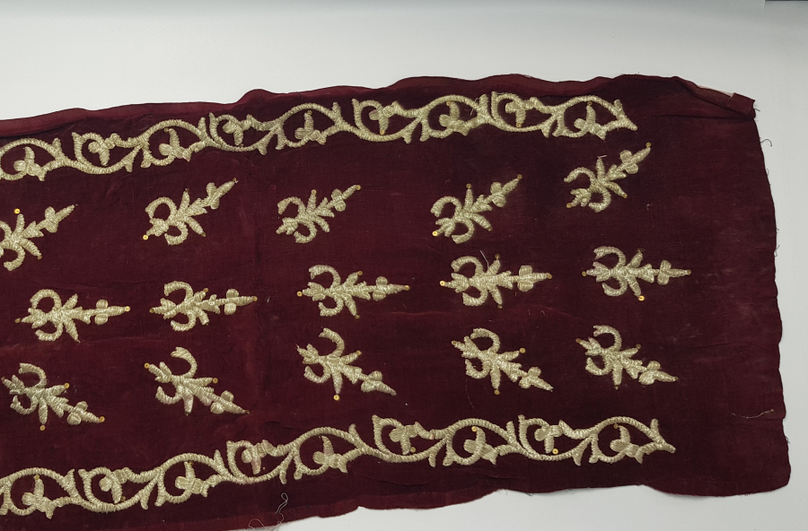 OSMANLI DÖNEMİ GÜMÜŞ SIRMA İŞÇİLİKLİ BİNDALLI YASTIK