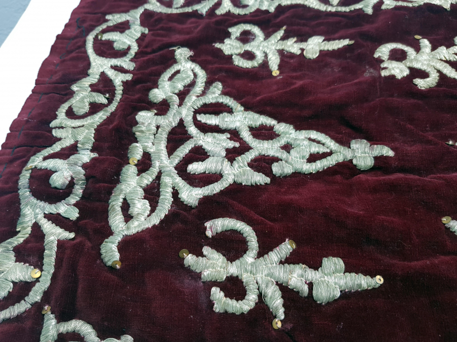 OSMANLI DÖNEMİ GÜMÜŞ SIRMA İŞÇİLİKLİ BİNDALLI YASTIK