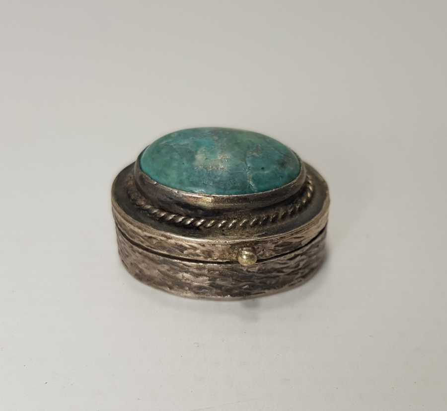 ÜZERİ DOĞAL TAŞLI GÜMÜŞ KUTU