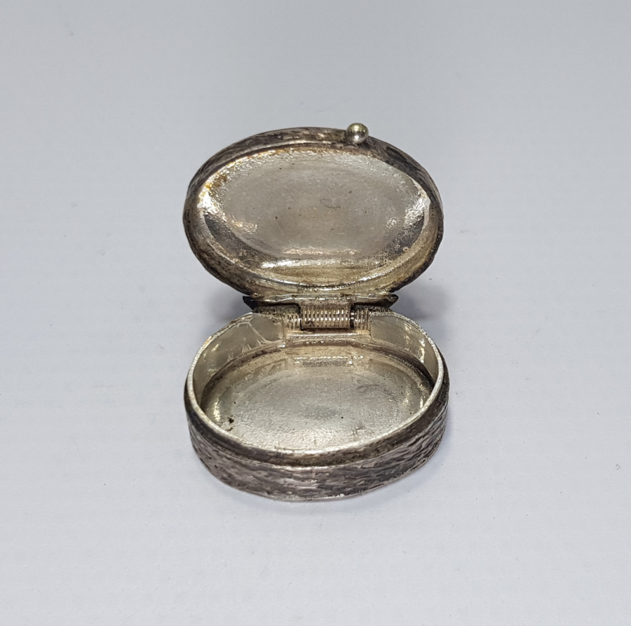 ÜZERİ DOĞAL TAŞLI GÜMÜŞ KUTU