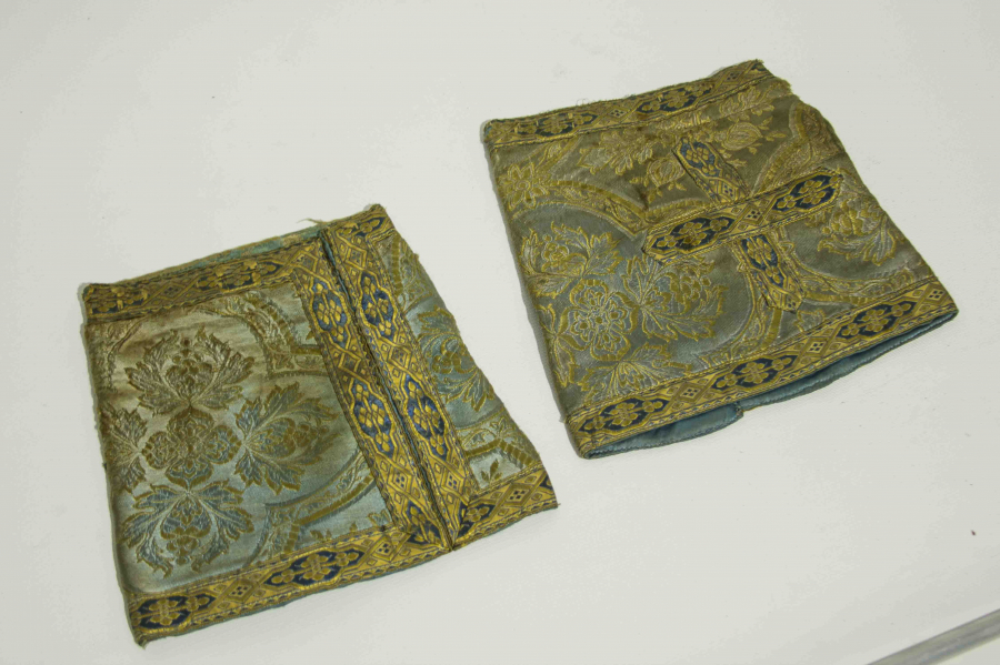 BİR ÇİFT PAPAZ KOLLUĞU