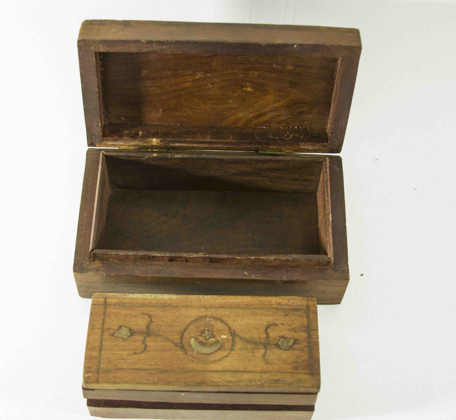 ÜZERİ AYYILDIZ İŞLEMELİ BİR ÇİFT AHŞAP KUTU