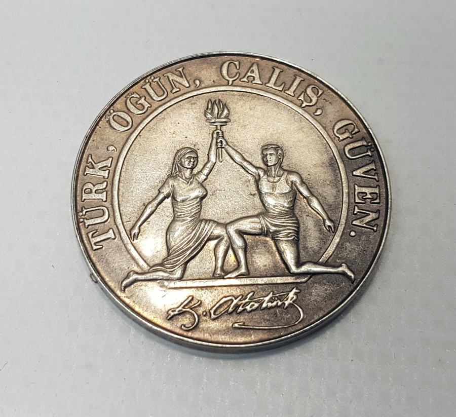 ATATÜRK'ÜN DOĞUMUNUN 100. YILI ANISINA BASILMIŞ GÜMÜŞ HATIRA MADALYON