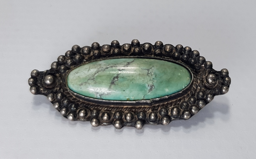 DOĞAL TAŞLA BEZELİ ÖZEL YAPIM GÜMÜŞ BROŞ