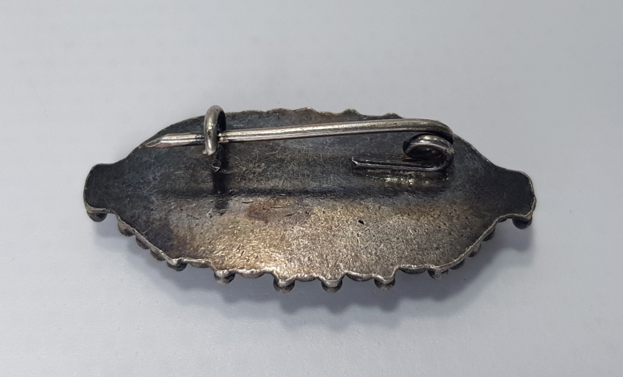 DOĞAL TAŞLA BEZELİ ÖZEL YAPIM GÜMÜŞ BROŞ