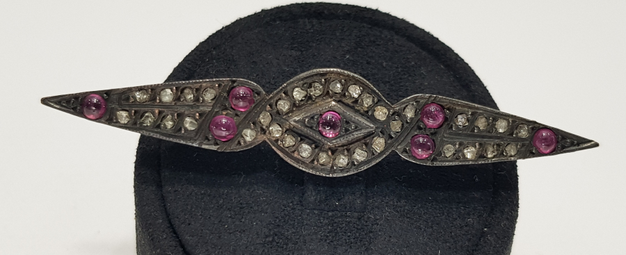 ÜZERİNDE 36 ADET ELMAS VE 6 ADET YAKUT BULUNAN 8 AYAR ALTINDAN MAMUL BROŞ