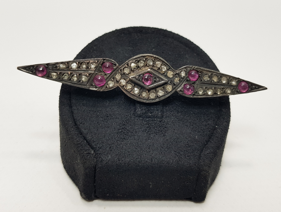 ÜZERİNDE 36 ADET ELMAS VE 6 ADET YAKUT BULUNAN 8 AYAR ALTINDAN MAMUL BROŞ