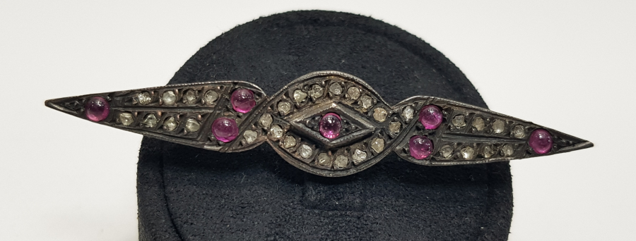 ÜZERİNDE 36 ADET ELMAS VE 6 ADET YAKUT BULUNAN 8 AYAR ALTINDAN MAMUL BROŞ