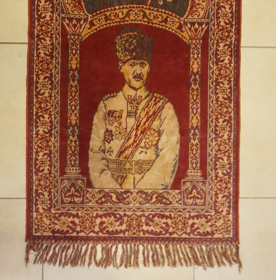 OSMANLICA GAZİ EL-KIBLE YAZILI GENÇ ATATÜRK GÖRSELLİ DUVAR HALISI