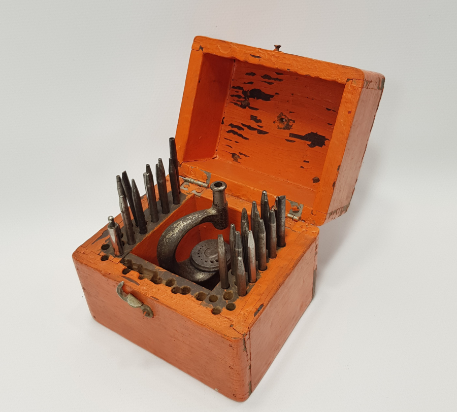 OSMANLI DÖNEMİ AHŞAP KUTUSUNDA SAATÇİ ALETİ - DEVE BOYNU