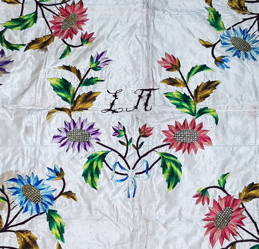 OSMANLI DÖNEMİ RUMCA İNİSİYALLİ ATLAS ÜZERİ İPEK İŞLEMELİ BOHÇA