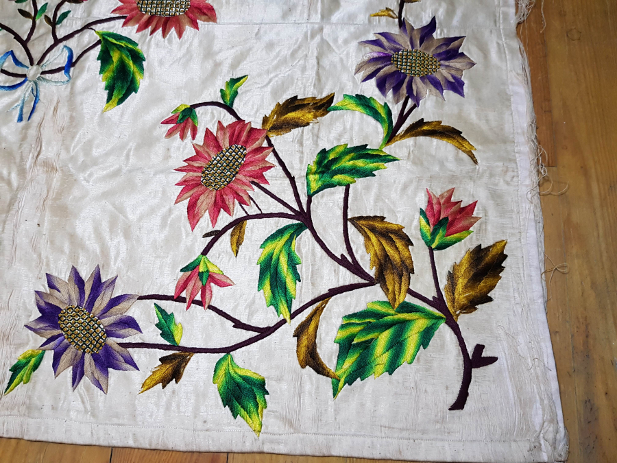 OSMANLI DÖNEMİ RUMCA İNİSİYALLİ ATLAS ÜZERİ İPEK İŞLEMELİ BOHÇA