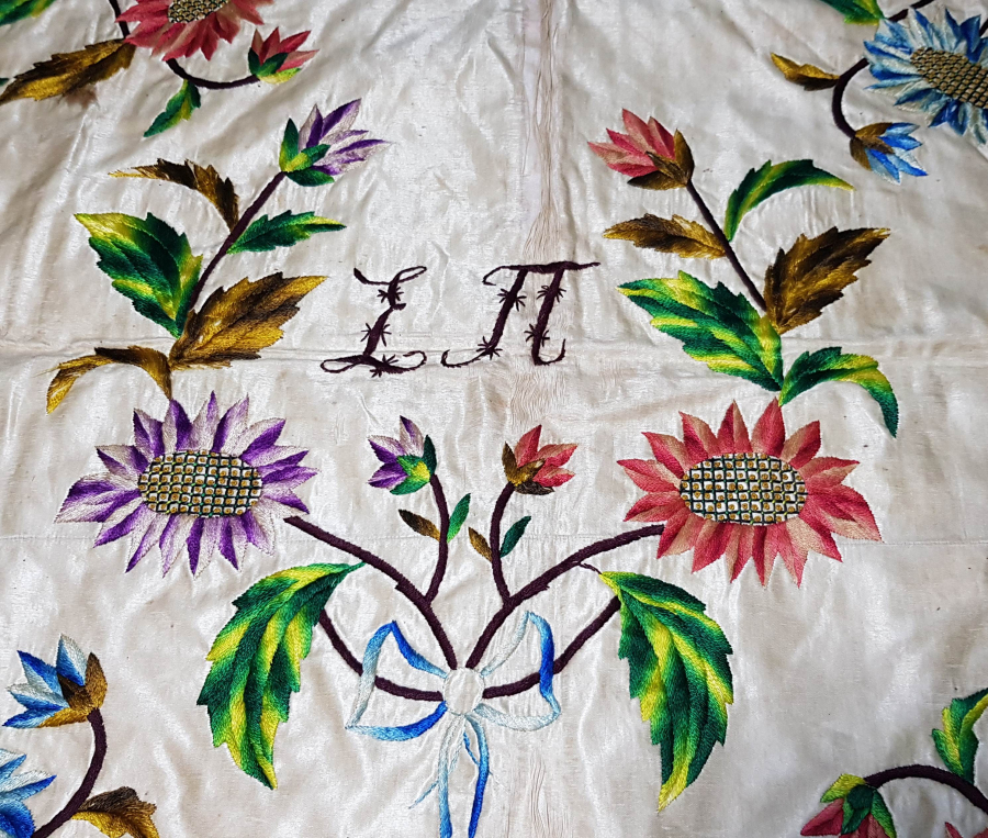 OSMANLI DÖNEMİ RUMCA İNİSİYALLİ ATLAS ÜZERİ İPEK İŞLEMELİ BOHÇA