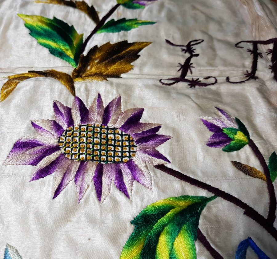 OSMANLI DÖNEMİ RUMCA İNİSİYALLİ ATLAS ÜZERİ İPEK İŞLEMELİ BOHÇA