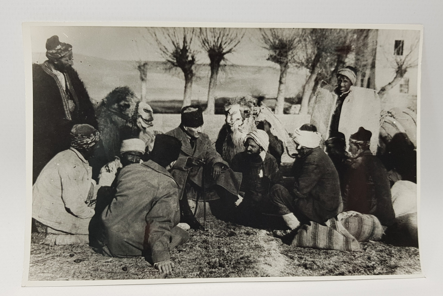 ATATÜRK FOTOĞRAFI: KURTULUŞ SAVAŞINDA CEPHEYE MÜHİMMAT TAŞIYANLARLA SOHBET