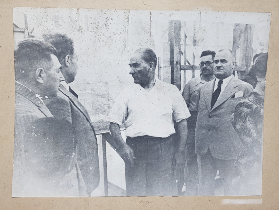 PASPARTUSUNDA BÜYÜK BOY ATATÜRK FOTOĞRAFI 