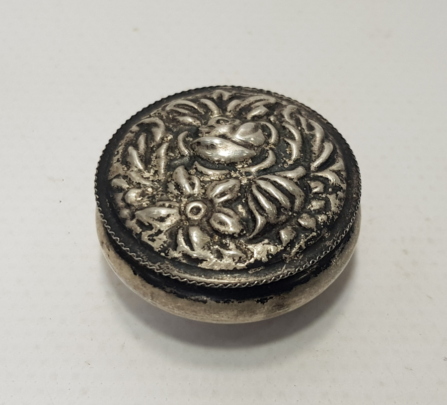 İŞLEMELİ GÜMÜŞ ENFİYE KUTUSU