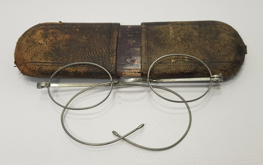 A. PAPADOPOULOS STAMBOUL PERA YAZILI KUTUSUNDA GÖZLÜK