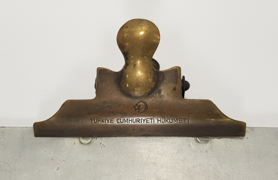 TÜRKİYE CÜMHURİYETİ YAZILI KAĞIT KISKACI VE ALTLIĞI