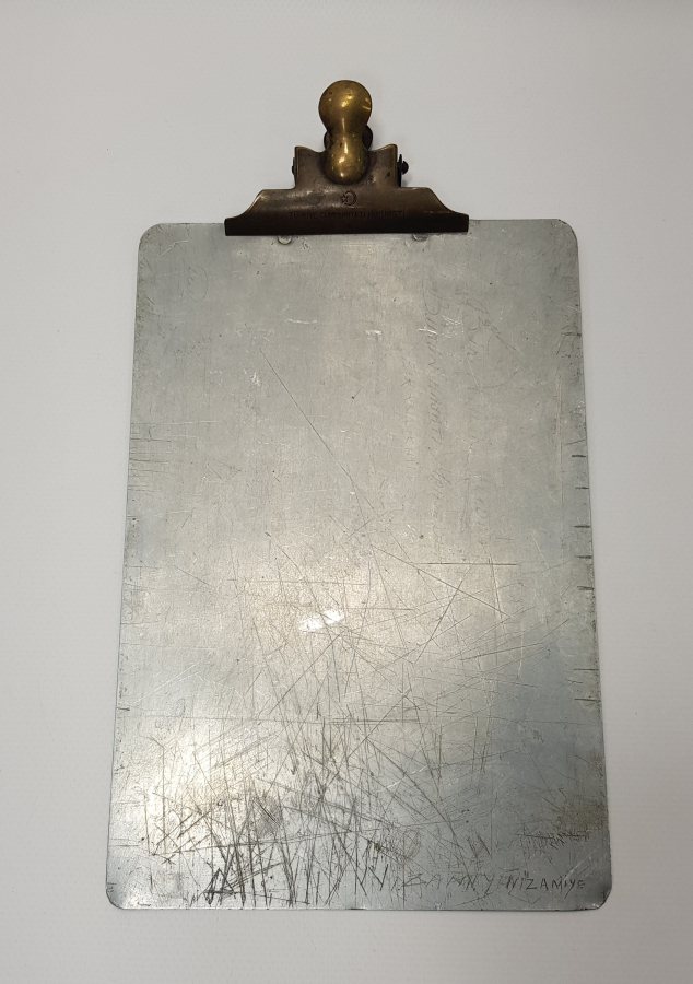 TÜRKİYE CÜMHURİYETİ YAZILI KAĞIT KISKACI VE ALTLIĞI