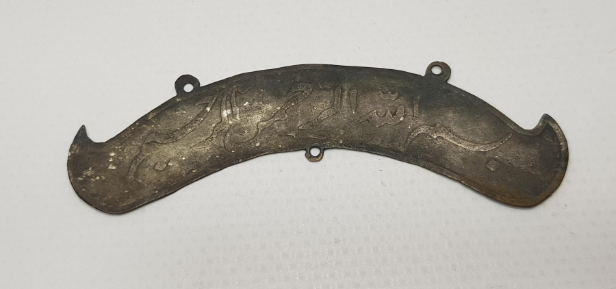 OSMANLI DÖNEMİ BESMELE YAZILI TEKKE İŞİ BIYIK FORMLU GÜMÜŞ PLAKA 