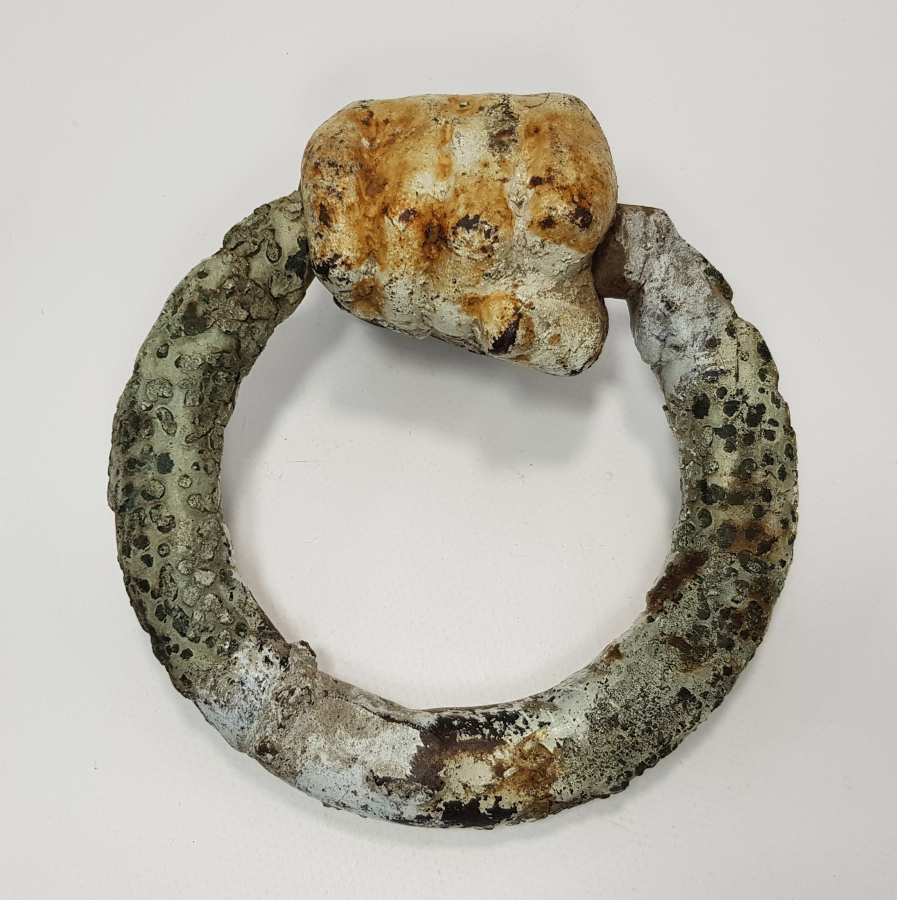 OSMANLI DÖNEMİ EL VE ÇELENK ŞEKLİNDE NADİR FORMDA KAPI TOKMAĞI