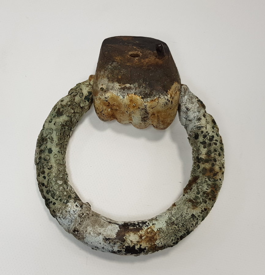 OSMANLI DÖNEMİ EL VE ÇELENK ŞEKLİNDE NADİR FORMDA KAPI TOKMAĞI