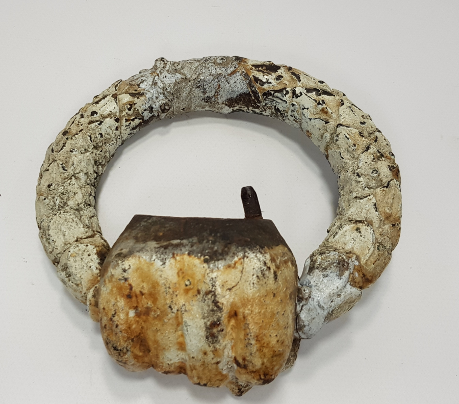 OSMANLI DÖNEMİ EL VE ÇELENK ŞEKLİNDE NADİR FORMDA KAPI TOKMAĞI