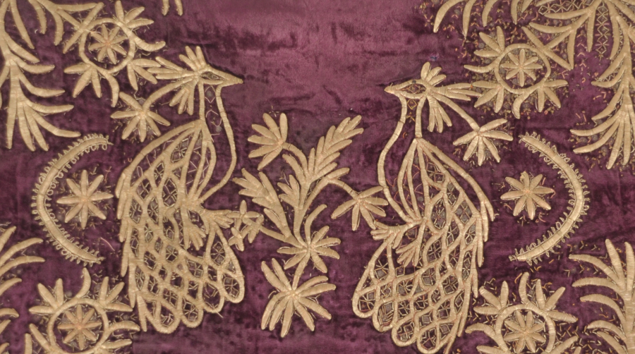 ÜZERİ YAZILI SIRMA İŞÇİLİKLİ VE AY YILDIZLI  PANO