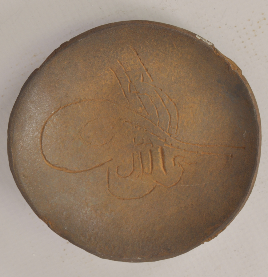 İKİ TARAFINDA OSMANLICA TUĞRA BULUNAN METAL OBJE