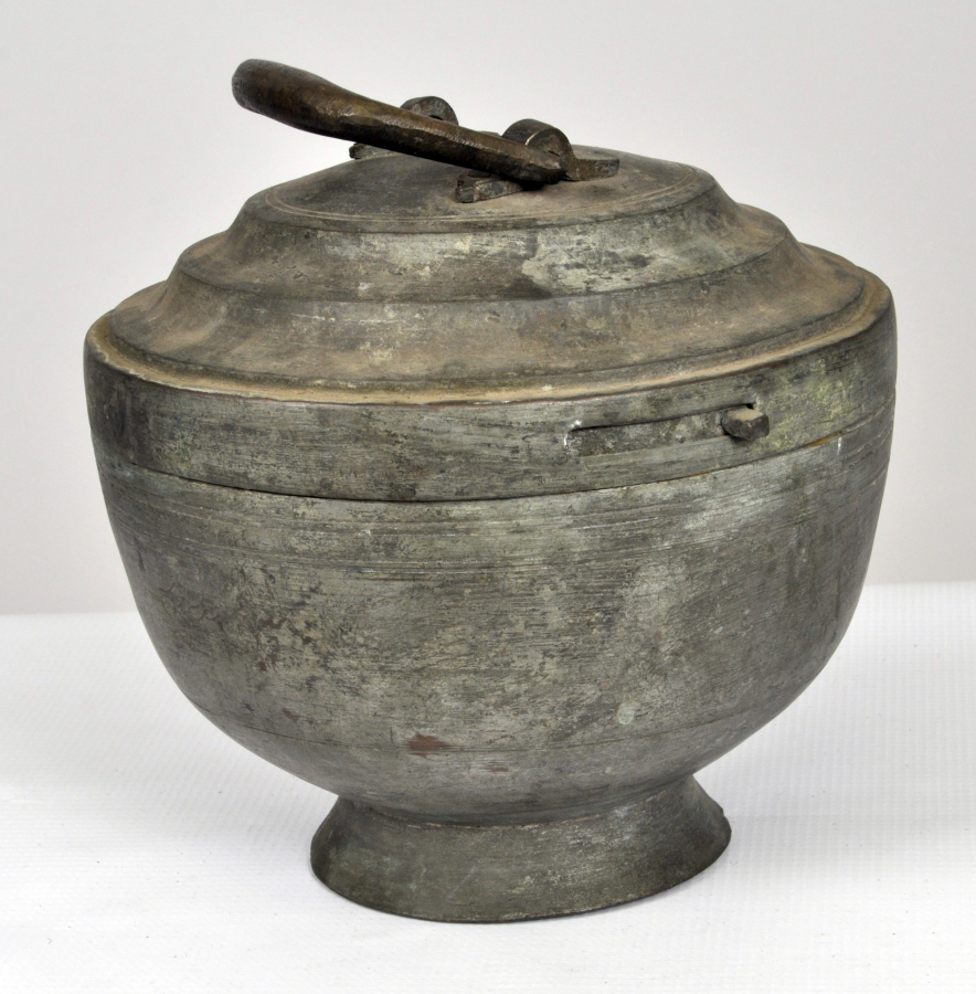 OSMANLICA YAZILI NADİR FORMDA KAPAKLI BAKIR EKMEKLİK