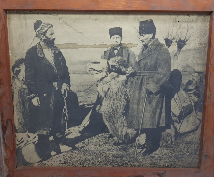 DEV BOY ATATÜRK FOTOĞRAFI 