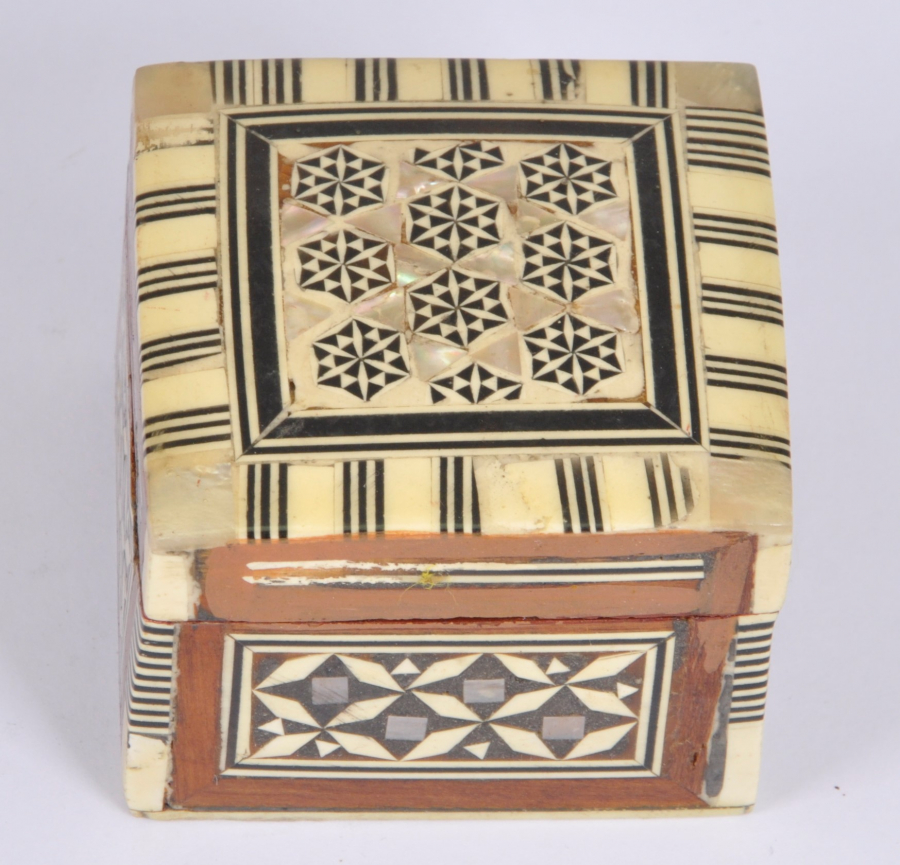 MARKÜTERİ İŞÇİLİKLİ KUTU 