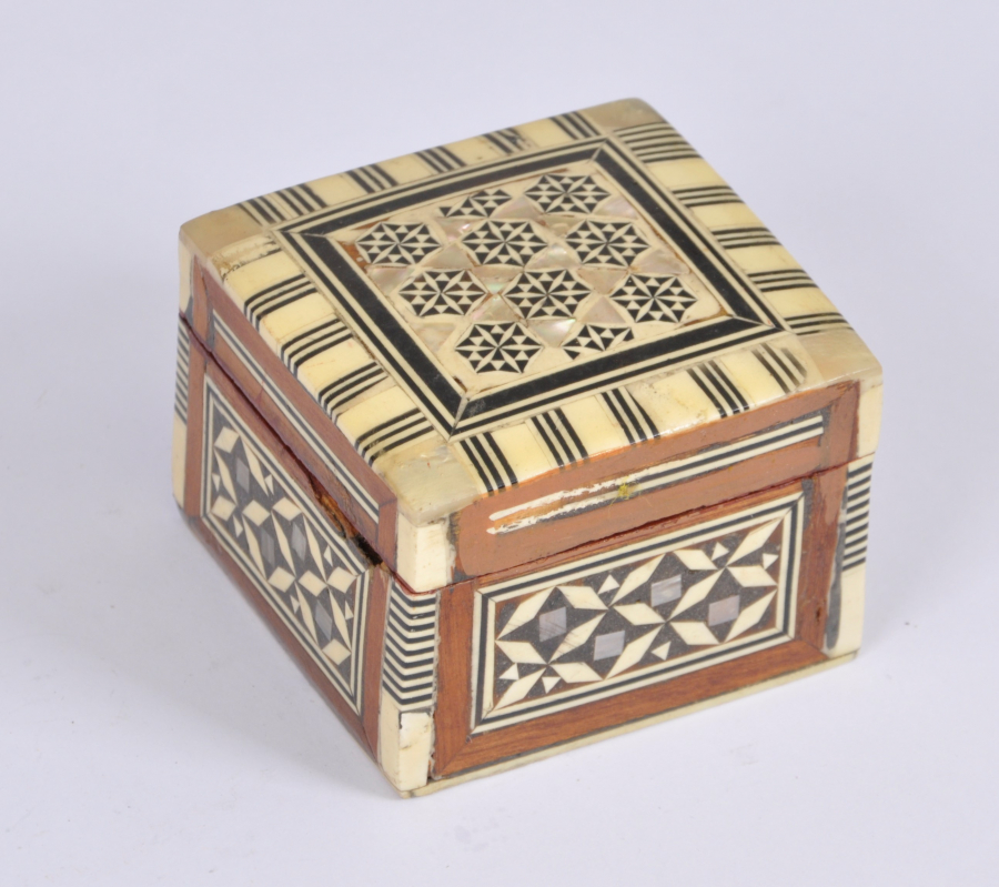 MARKÜTERİ İŞÇİLİKLİ KUTU 