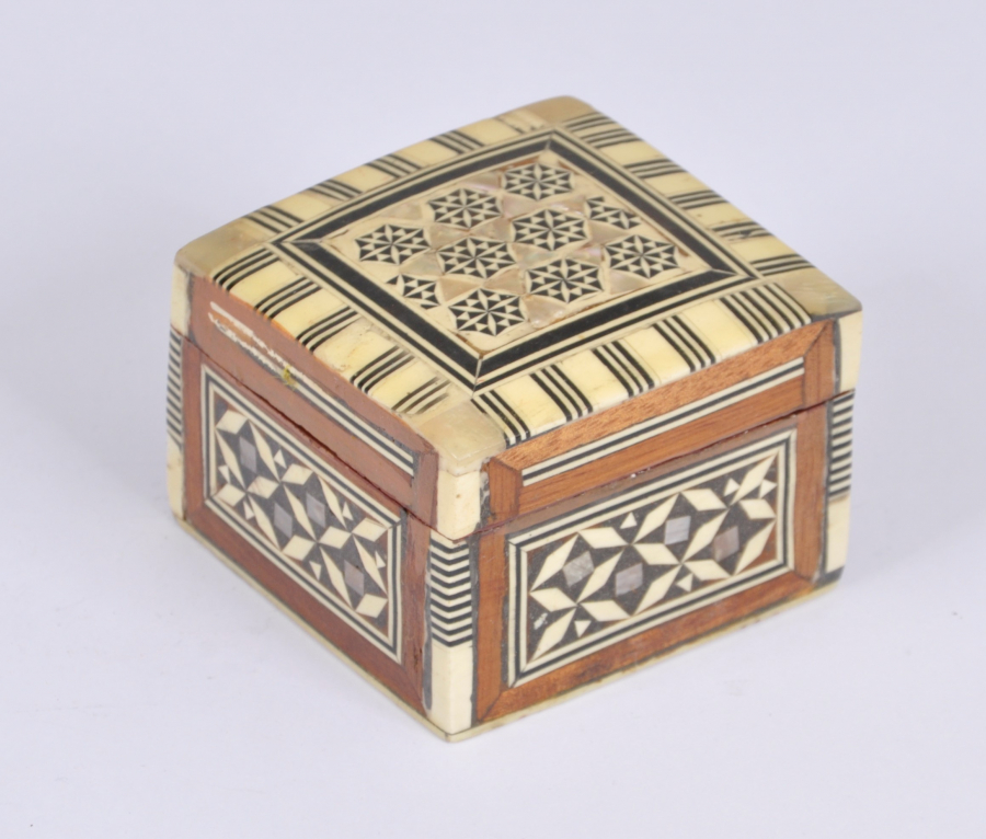 MARKÜTERİ İŞÇİLİKLİ KUTU 