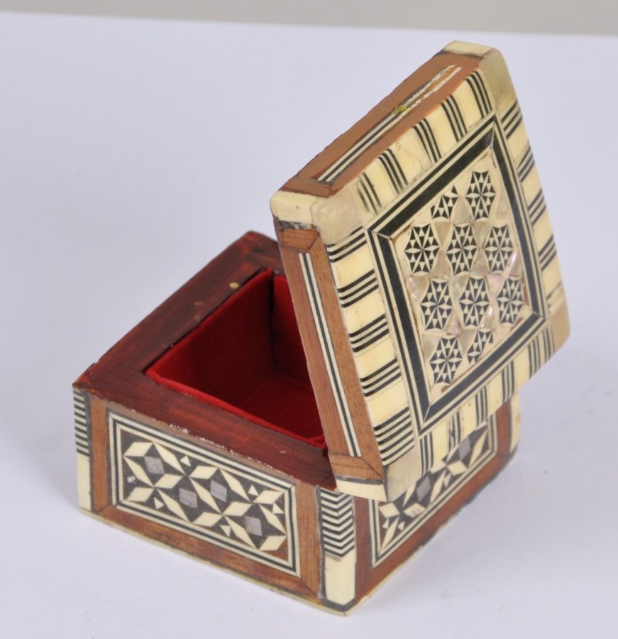 MARKÜTERİ İŞÇİLİKLİ KUTU 