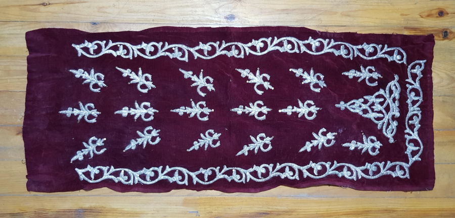 OSMANLI DÖNEMİ GÜMÜŞ TEL SIRMA İŞÇİLİKLİ BİNDALLI KADİFE YASTIK