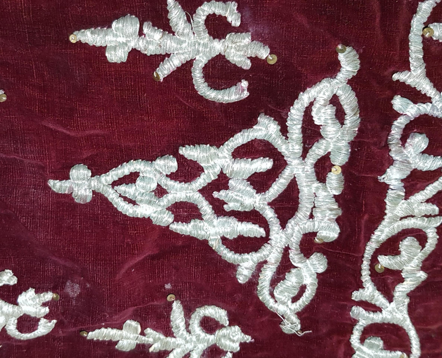 OSMANLI DÖNEMİ GÜMÜŞ TEL SIRMA İŞÇİLİKLİ BİNDALLI KADİFE YASTIK