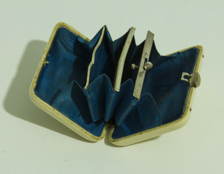 İNİSİYALLİ FİL DİŞİ BOZUK PARA CÜZDANI