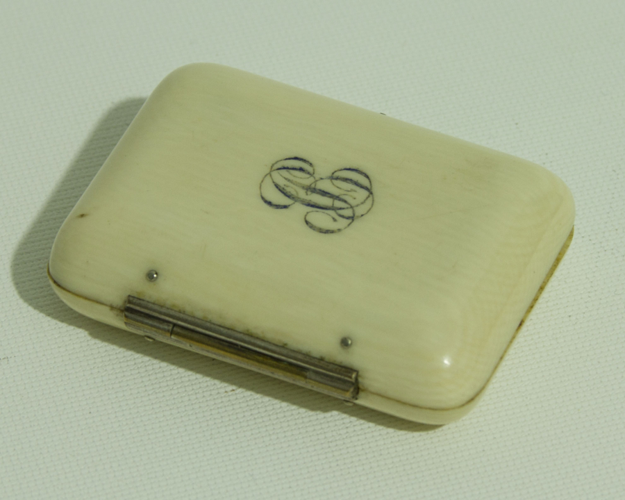 İNİSİYALLİ FİL DİŞİ BOZUK PARA CÜZDANI