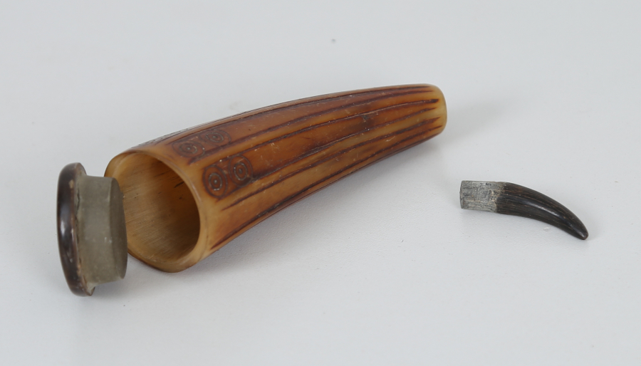 OSMANLI DÖNEMİ AYI PENÇESİ FORMLU BOYNUZ BARUTLUK