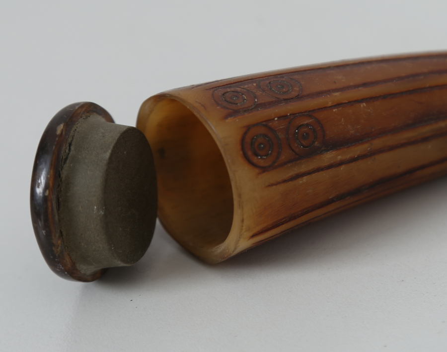 OSMANLI DÖNEMİ AYI PENÇESİ FORMLU BOYNUZ BARUTLUK