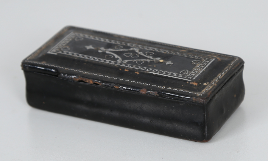 OSMANLI DÖNEMİ GÜMÜŞ ÇAKMA İŞLEMELİ PAPIER MACHE TÜTÜN TABAKASI