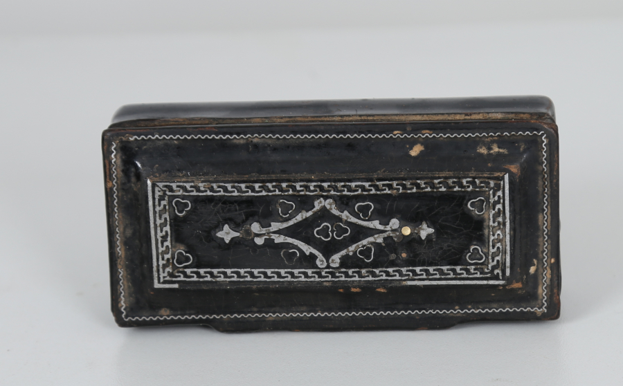 OSMANLI DÖNEMİ GÜMÜŞ ÇAKMA İŞLEMELİ PAPIER MACHE TÜTÜN TABAKASI